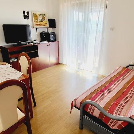 Apartments Italo By El-Pi Tours Njivice Exterior foto